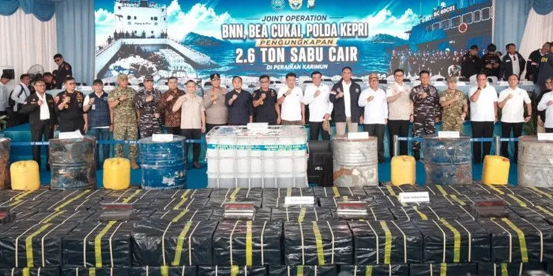 Petugas gabungan BNN, Bea Cukai, dan Polda Kepri mengungkap penyelundupan 2,6 ton sabu cair di perairan Kepulauan Riau. (Posnews/Bea Cukai)