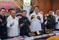 Petugas Bea Cukai dan Polri memperketat pengawasan penyelundupan emas di pintu keluar Indonesia
