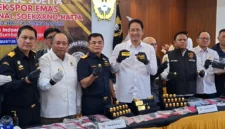 Petugas Bea Cukai dan Polri memperketat pengawasan penyelundupan emas di pintu keluar Indonesia