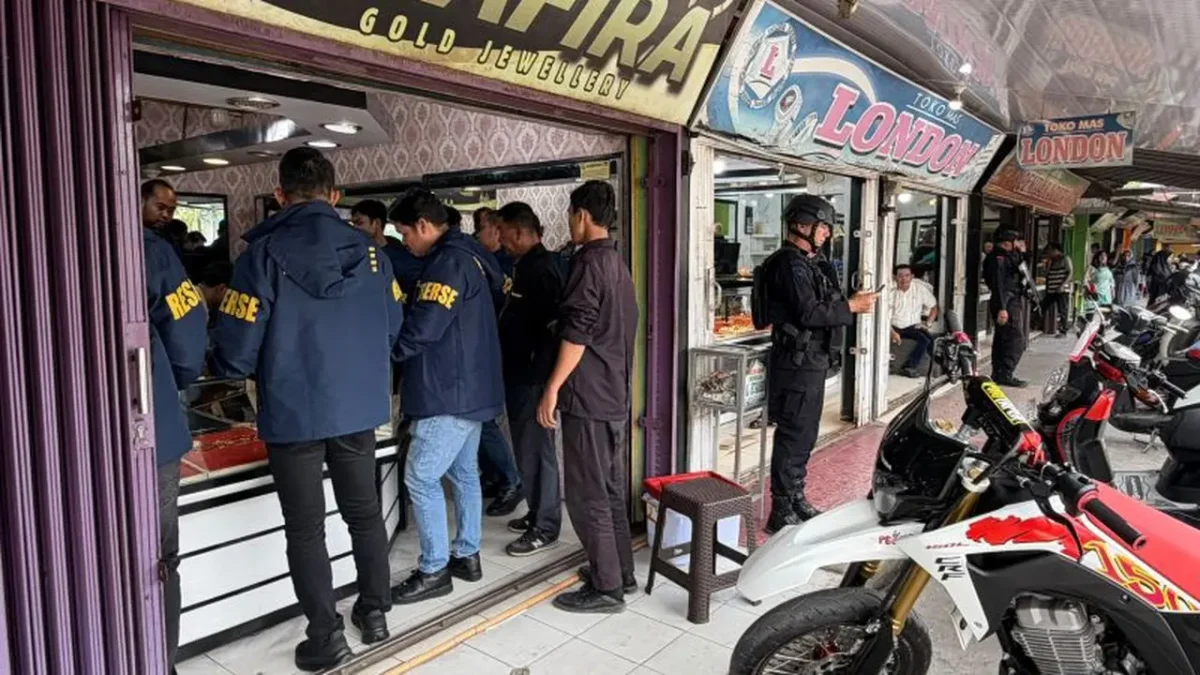 Petugas Polda Riau mengamankan ratusan gram emas saat menggerebek toko emas di Siak Hulu, Kampar. (Posnews/Polda Riau)