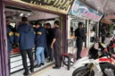 Petugas Polda Riau mengamankan ratusan gram emas saat menggerebek toko emas di Siak Hulu, Kampar. (Posnews/Polda Riau)