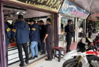Petugas Polda Riau mengamankan ratusan gram emas saat menggerebek toko emas di Siak Hulu, Kampar. (Posnews/Polda Riau)