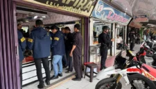 Petugas Polda Riau mengamankan ratusan gram emas saat menggerebek toko emas di Siak Hulu, Kampar. (Posnews/Polda Riau)