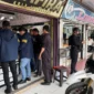 Petugas Polda Riau mengamankan ratusan gram emas saat menggerebek toko emas di Siak Hulu, Kampar. (Posnews/Polda Riau)