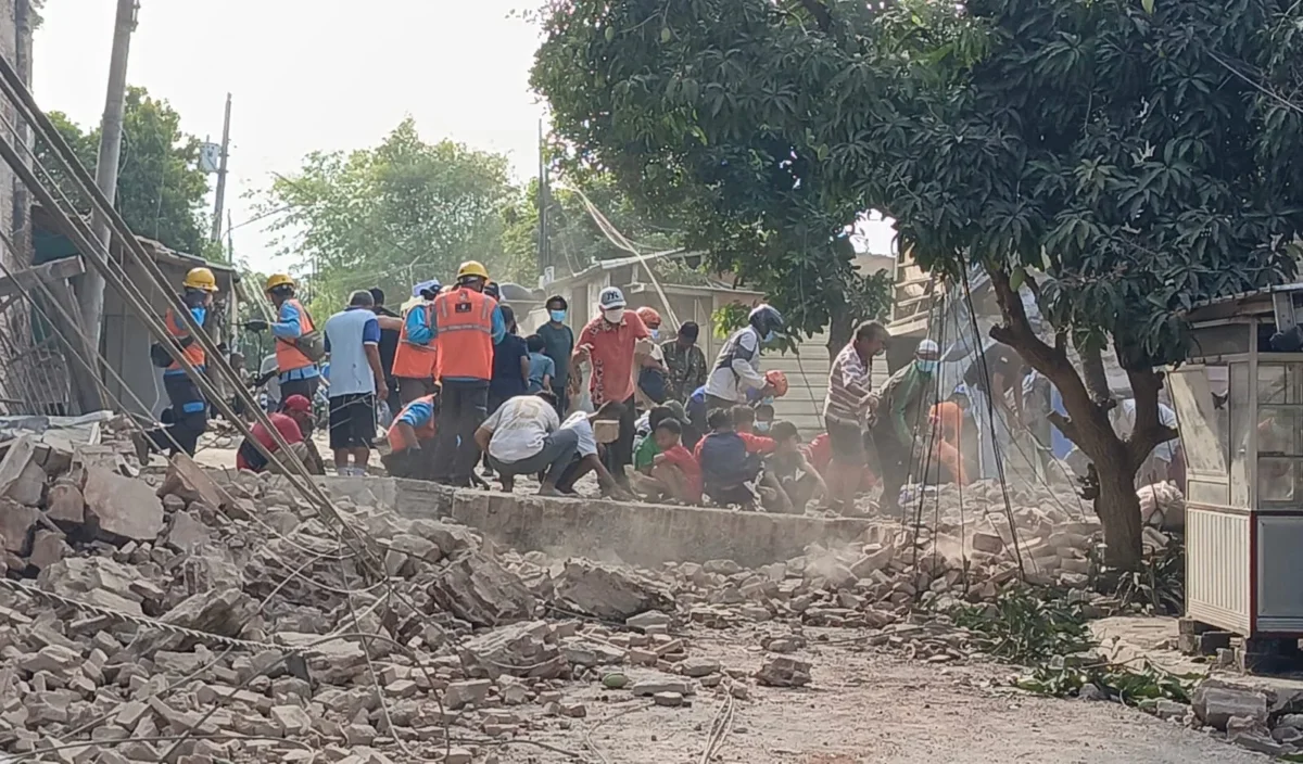 Petugas mengevakuasi korban dari reruntuhan Gedung Hogwan yang ambruk di Bumiayu, Brebes. (Posnews/Ist)