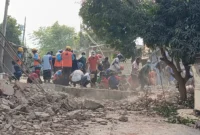 Petugas mengevakuasi korban dari reruntuhan Gedung Hogwan yang ambruk di Bumiayu, Brebes. (Posnews/Ist)