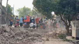 Petugas mengevakuasi korban dari reruntuhan Gedung Hogwan yang ambruk di Bumiayu, Brebes. (Posnews/Ist)