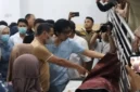 Petugas mengevakuasi korban kecelakaan drag race Kotamobagu setelah Honda Jazz menabrak penonton. (Posnews/Ist)