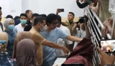 Petugas mengevakuasi korban kecelakaan drag race Kotamobagu setelah Honda Jazz menabrak penonton. (Posnews/Ist)