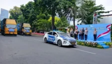 Polda Metro Jaya melepas 12 truk bantuan kemanusiaan untuk korban gempa NTT pada HUT ke-81 RI. (Posnews/Humas PMJ)