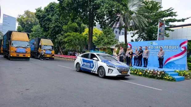 Polda Metro Jaya melepas 12 truk bantuan kemanusiaan untuk korban gempa NTT pada HUT ke-81 RI. (Posnews/Humas PMJ)