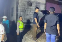 Polisi melakukan olah TKP penemuan mayat di dalam bagasi mobil di Gubug, Grobogan, Jawa Tengah. Posnews/Polsek Gubuk)