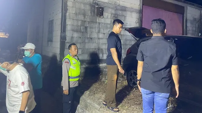 Polisi melakukan olah TKP penemuan mayat di dalam bagasi mobil di Gubug, Grobogan, Jawa Tengah. Posnews/Polsek Gubuk)