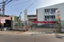 Polisi memeriksa area sekolah swasta di Pondok Pinang setelah penemuan ratusan airsoft gun. (Posnews/Ist)