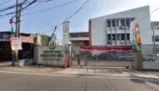 Polisi memeriksa area sekolah swasta di Pondok Pinang setelah penemuan ratusan airsoft gun. (Posnews/Ist)