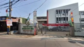 Polisi memeriksa area sekolah swasta di Pondok Pinang setelah penemuan ratusan airsoft gun. (Posnews/Ist)