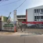 Polisi memeriksa area sekolah swasta di Pondok Pinang setelah penemuan ratusan airsoft gun. (Posnews/Ist)