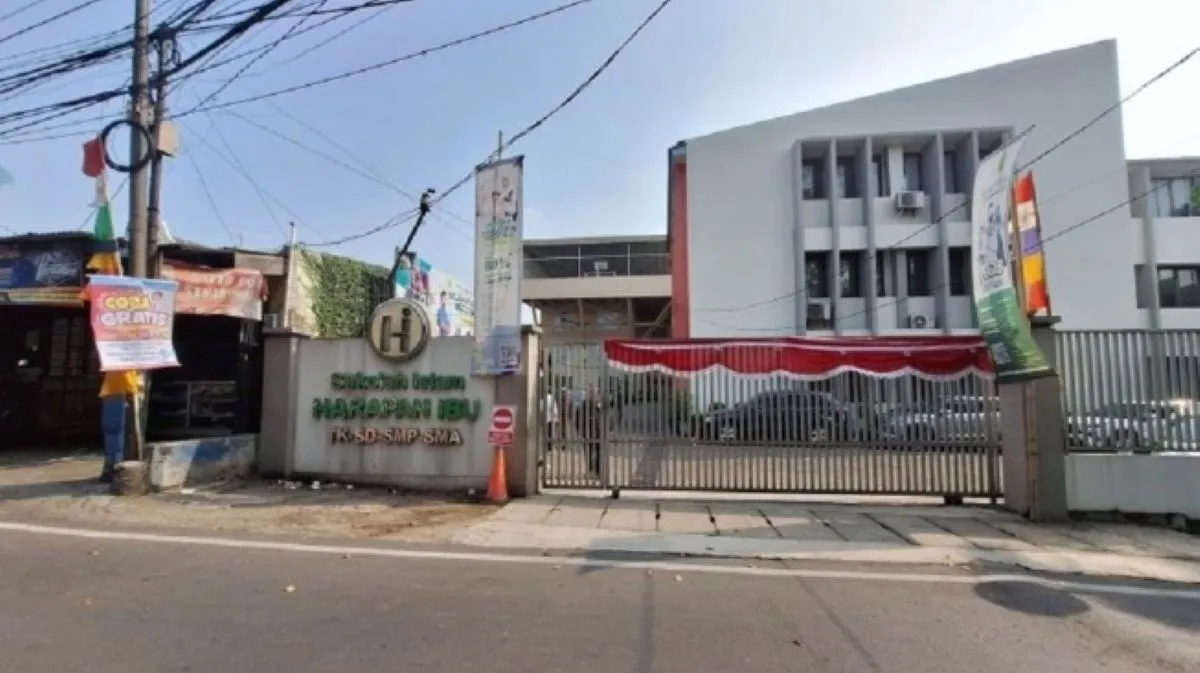 Polisi memeriksa area sekolah swasta di Pondok Pinang setelah penemuan ratusan airsoft gun. (Posnews/Ist)
