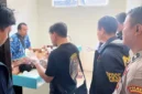 Polisi mengevakusia jasad korban ke rumah sakit. (Posnews/Polres Rembang)