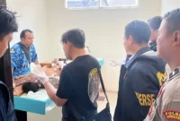 Polisi mengevakusia jasad korban ke rumah sakit. (Posnews/Polres Rembang)