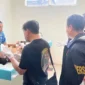 Polisi mengevakusia jasad korban ke rumah sakit. (Posnews/Polres Rembang)