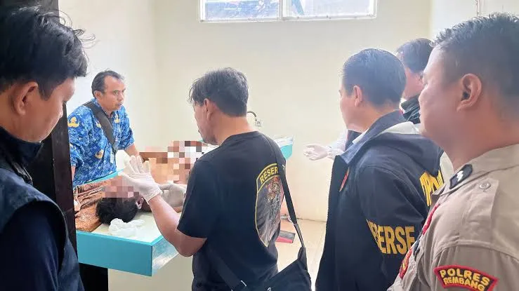 Polisi mengevakusia jasad korban ke rumah sakit. (Posnews/Polres Rembang)