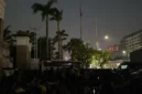Polisi dan Pamdal DPR membentuk barikade saat membubarkan massa AMPB di Gerbang Utama Parlemen Senayan
