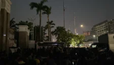 Polisi dan Pamdal DPR membentuk barikade saat membubarkan massa AMPB di Gerbang Utama Parlemen Senayan
