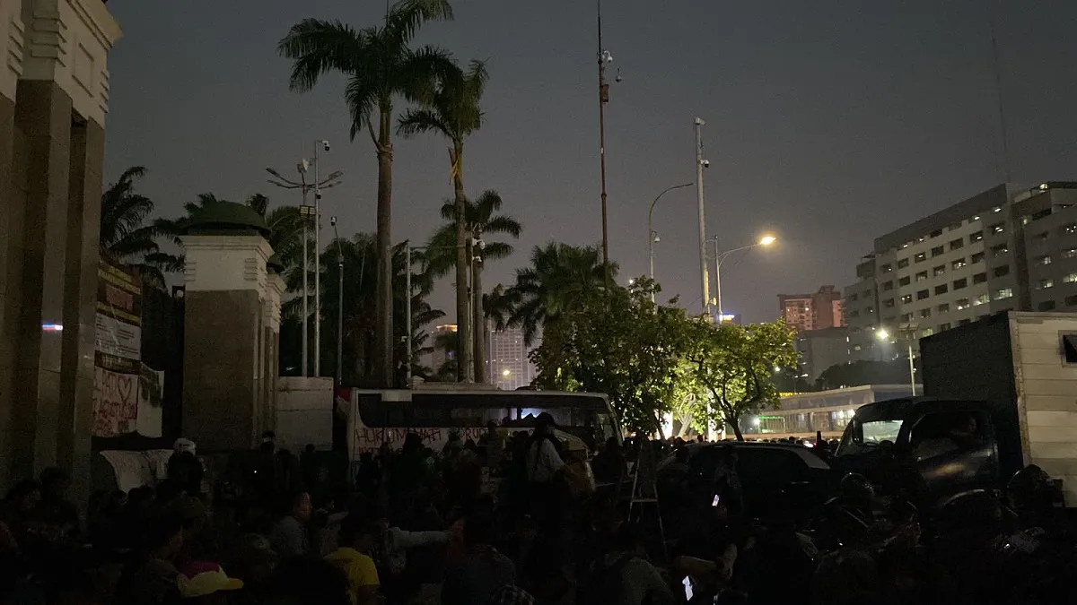Polisi dan Pamdal DPR membentuk barikade saat membubarkan massa AMPB di Gerbang Utama Parlemen Senayan

