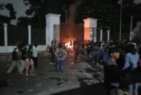 Polisi berjaga di sekitar Gedung DPR/MPR Jakarta setelah aksi demonstrasi berujung kerusakan fasilitas umum. (Posnews/Ist)