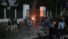 Polisi berjaga di sekitar Gedung DPR/MPR Jakarta setelah aksi demonstrasi berujung kerusakan fasilitas umum. (Posnews/Ist)