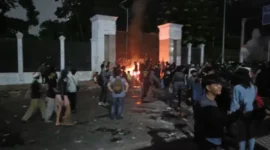 Polisi berjaga di sekitar Gedung DPR/MPR Jakarta setelah aksi demonstrasi berujung kerusakan fasilitas umum. (Posnews/Ist)