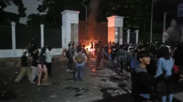 Polisi berjaga di sekitar Gedung DPR/MPR Jakarta setelah aksi demonstrasi berujung kerusakan fasilitas umum. (Posnews/Ist)