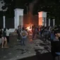 Polisi berjaga di sekitar Gedung DPR/MPR Jakarta setelah aksi demonstrasi berujung kerusakan fasilitas umum. (Posnews/Ist)