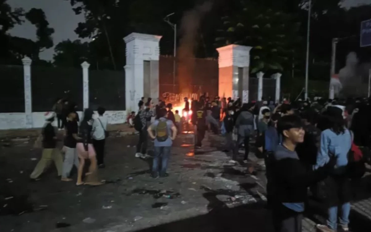Polisi berjaga di sekitar Gedung DPR/MPR Jakarta setelah aksi demonstrasi berujung kerusakan fasilitas umum. (Posnews/Ist)