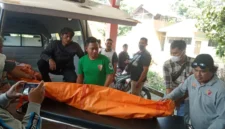 Polisi melakukan olah TKP di lokasi penemuan jasad ibu dan balita di hutan Kabupaten Landak, Kalimantan Barat. (Posnews/Polres Landak)