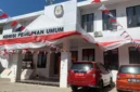 Polisi mengamankan lokasi penikaman satpam terhadap staf di Kantor KPU Wajo, Sulawesi Selatan. (Posnews/KPU Wajo)