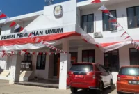 Polisi mengamankan lokasi penikaman satpam terhadap staf di Kantor KPU Wajo, Sulawesi Selatan. (Posnews/KPU Wajo)