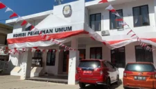 Polisi mengamankan lokasi penikaman satpam terhadap staf di Kantor KPU Wajo, Sulawesi Selatan. (Posnews/KPU Wajo)