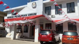 Polisi mengamankan lokasi penikaman satpam terhadap staf di Kantor KPU Wajo, Sulawesi Selatan. (Posnews/KPU Wajo)