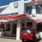 Polisi mengamankan lokasi penikaman satpam terhadap staf di Kantor KPU Wajo, Sulawesi Selatan. (Posnews/KPU Wajo)