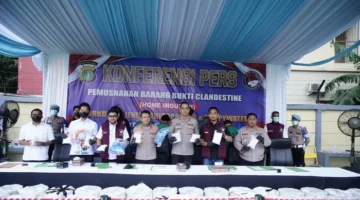 Polres Metro Jakarta Barat memusnahkan barang bukti narkoba dan prekursor senilai Rp119 miliar hasil pengungkapan jaringan internasional.
