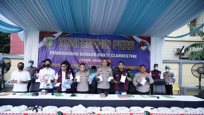 Polres Metro Jakarta Barat memusnahkan barang bukti narkoba dan prekursor senilai Rp119 miliar hasil pengungkapan jaringan internasional.
