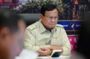 Presiden Prabowo Subianto memimpin rapat penanganan karhutla di Palembang, Sumatera Selatan. (Posnews/Biro Setpres)