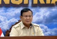 Presiden Prabowo Subianto memimpin rapat penanganan gempa NTT dan menyalurkan bantuan Rp200 miliar. (Posnews/YouTube)