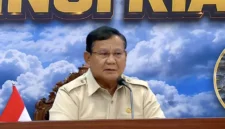 Presiden Prabowo Subianto memimpin rapat penanganan gempa NTT dan menyalurkan bantuan Rp200 miliar. (Posnews/YouTube)