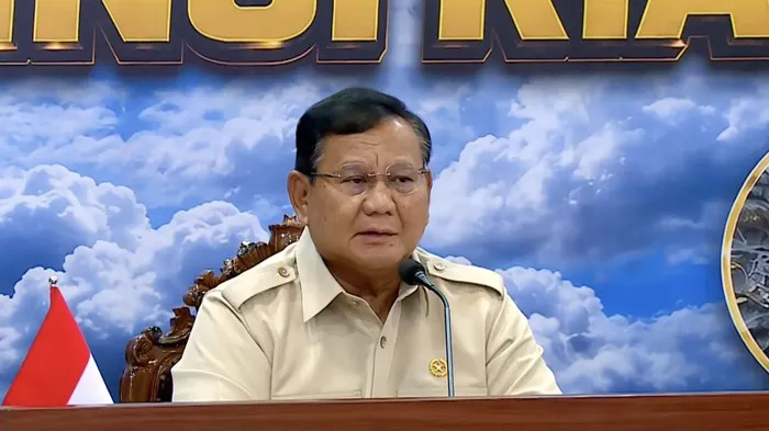 Presiden Prabowo Subianto memimpin rapat penanganan gempa NTT dan menyalurkan bantuan Rp200 miliar. (Posnews/YouTube)