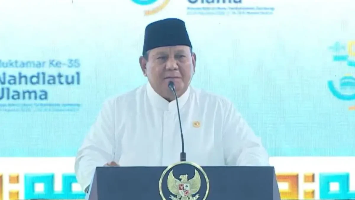 Presiden Prabowo Subianto menyampaikan pesan kesejahteraan rakyat saat penutupan Muktamar ke-35 NU di Jombang. (Posnews/HUmas NU)

