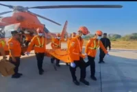 Tim SAR gabungan evakuasi relawan Ahmad Zaki yang meninggal saat menjalankan misi kemanusiaan untuk korban gempa NTT. (Posnews/Basarnas)