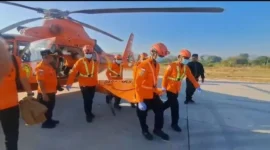Tim SAR gabungan evakuasi relawan Ahmad Zaki yang meninggal saat menjalankan misi kemanusiaan untuk korban gempa NTT. (Posnews/Basarnas)